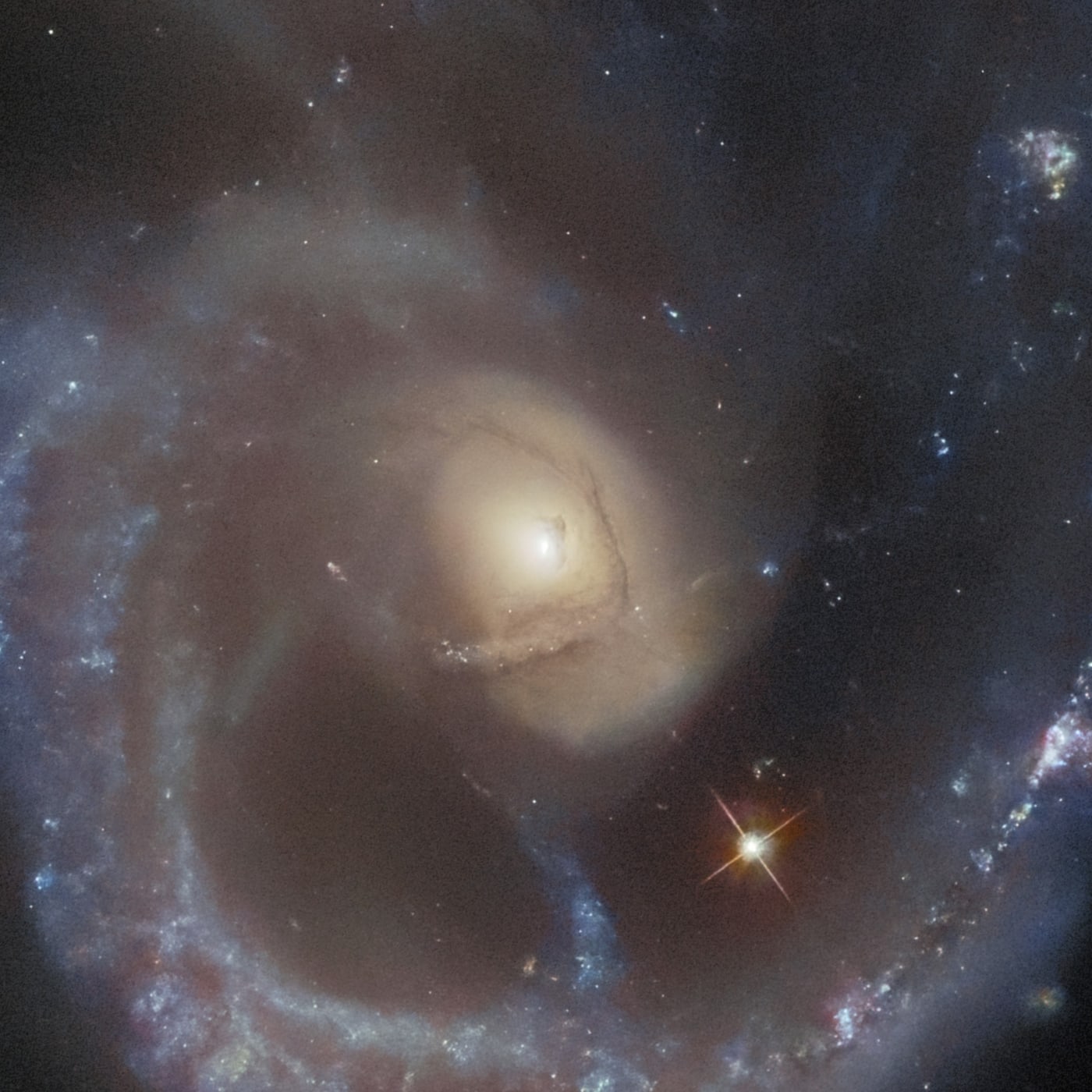 Arp 107, o par que sorri registrado pelo telescópio espacial Hubble