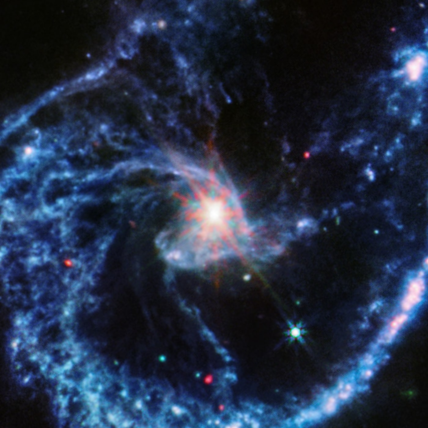 Arp 107, o par que sorri registrado pelo telescópio espacial James Webb