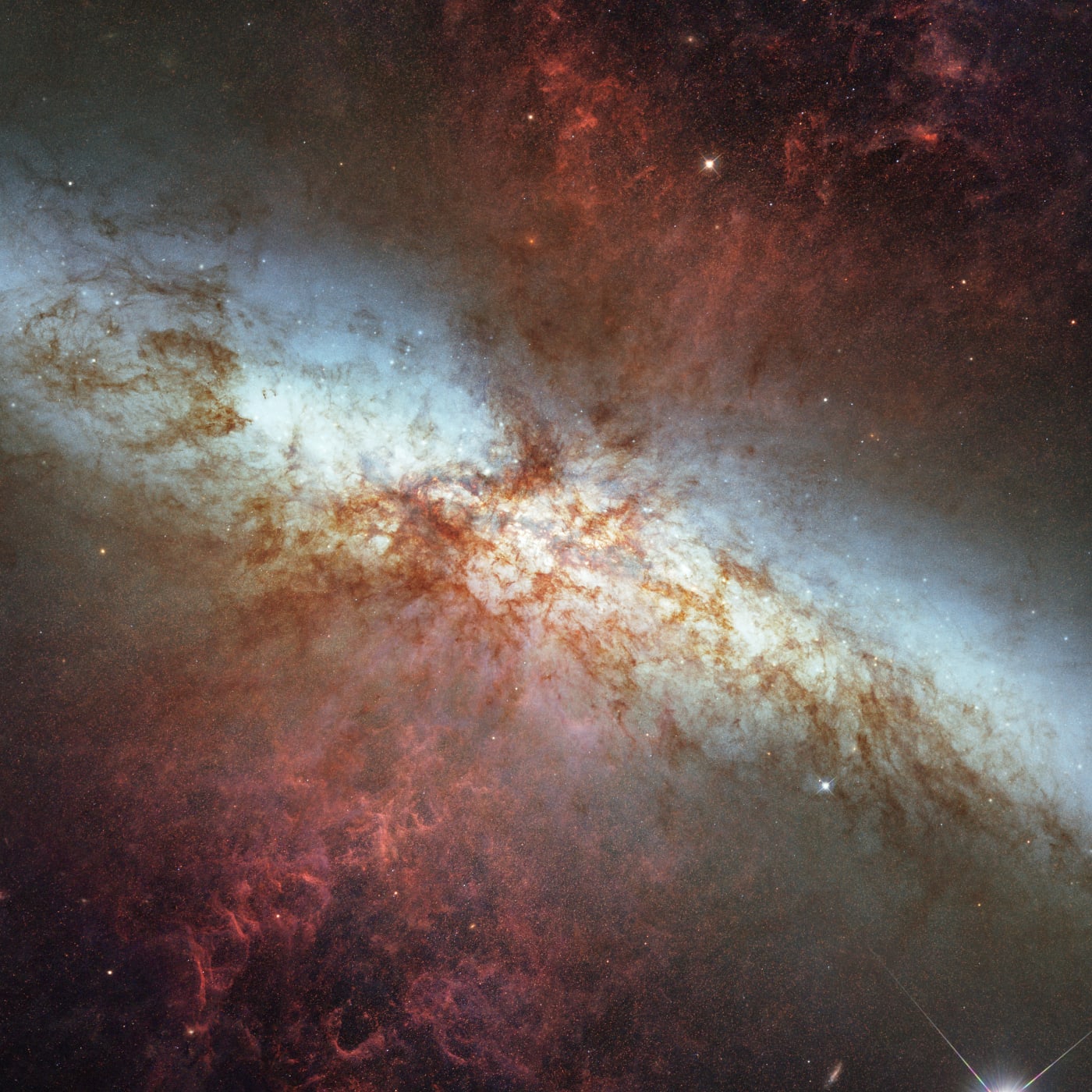 Galáxia do Charuto registrado pelo telescópio espacial Hubble