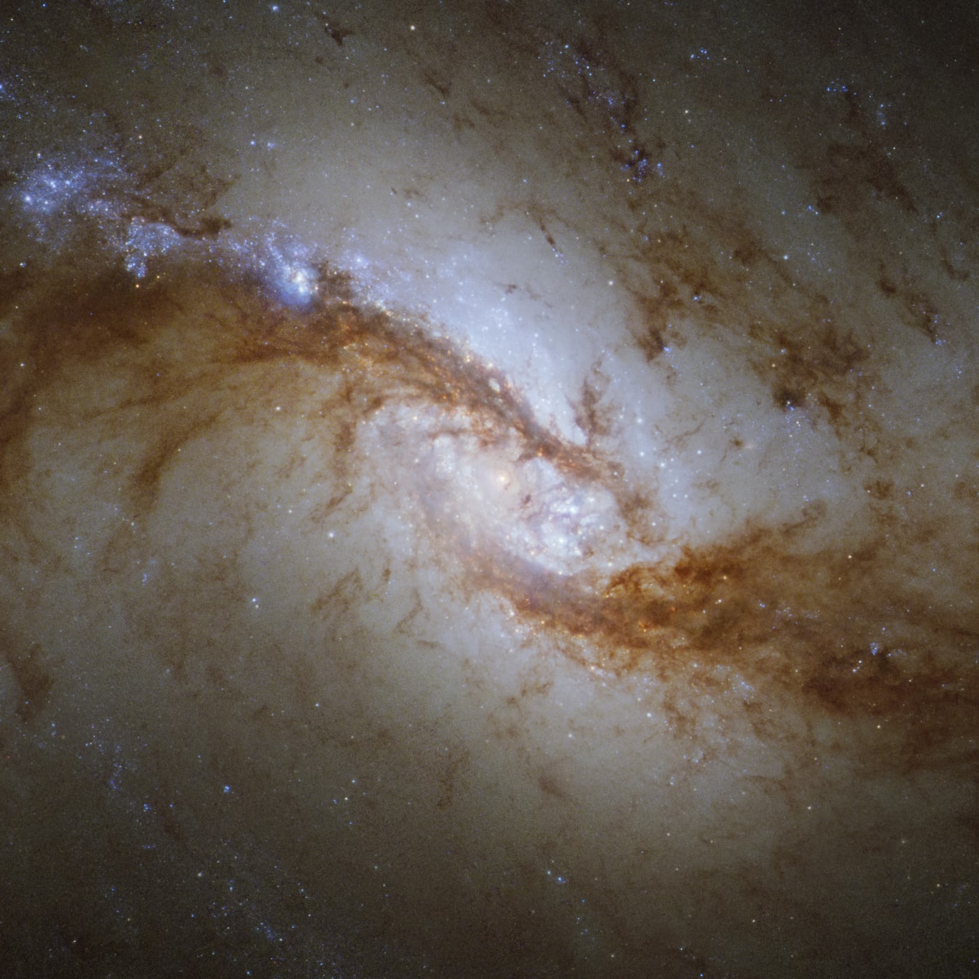 Galáxia NGC 1365 registrado pelo telescópio espacial Hubble