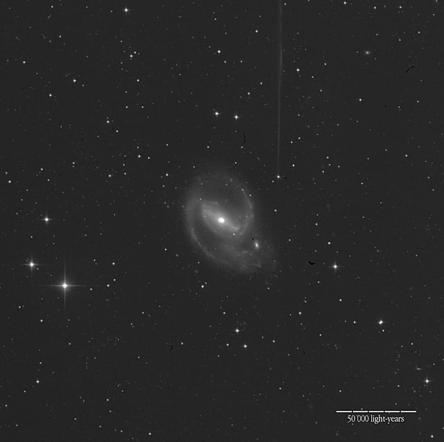 Montagem de várias imagens de Galáxia NGC 1097, galáxia registrada pelo ESO 1-metre Schmidt telescope