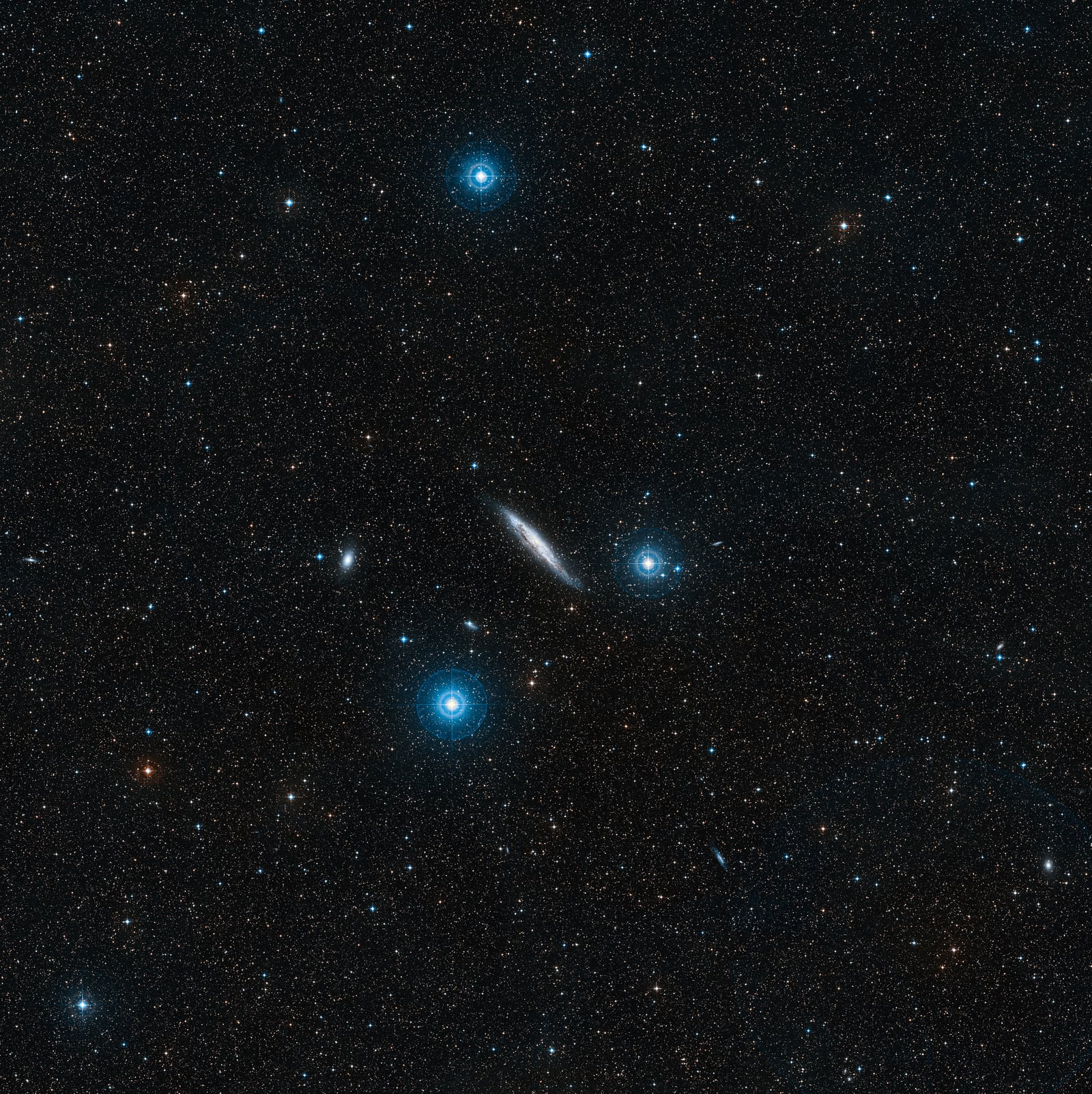 Galáxia NGC 4945, galáxia, em imagem do Digitized Sky Survey 2