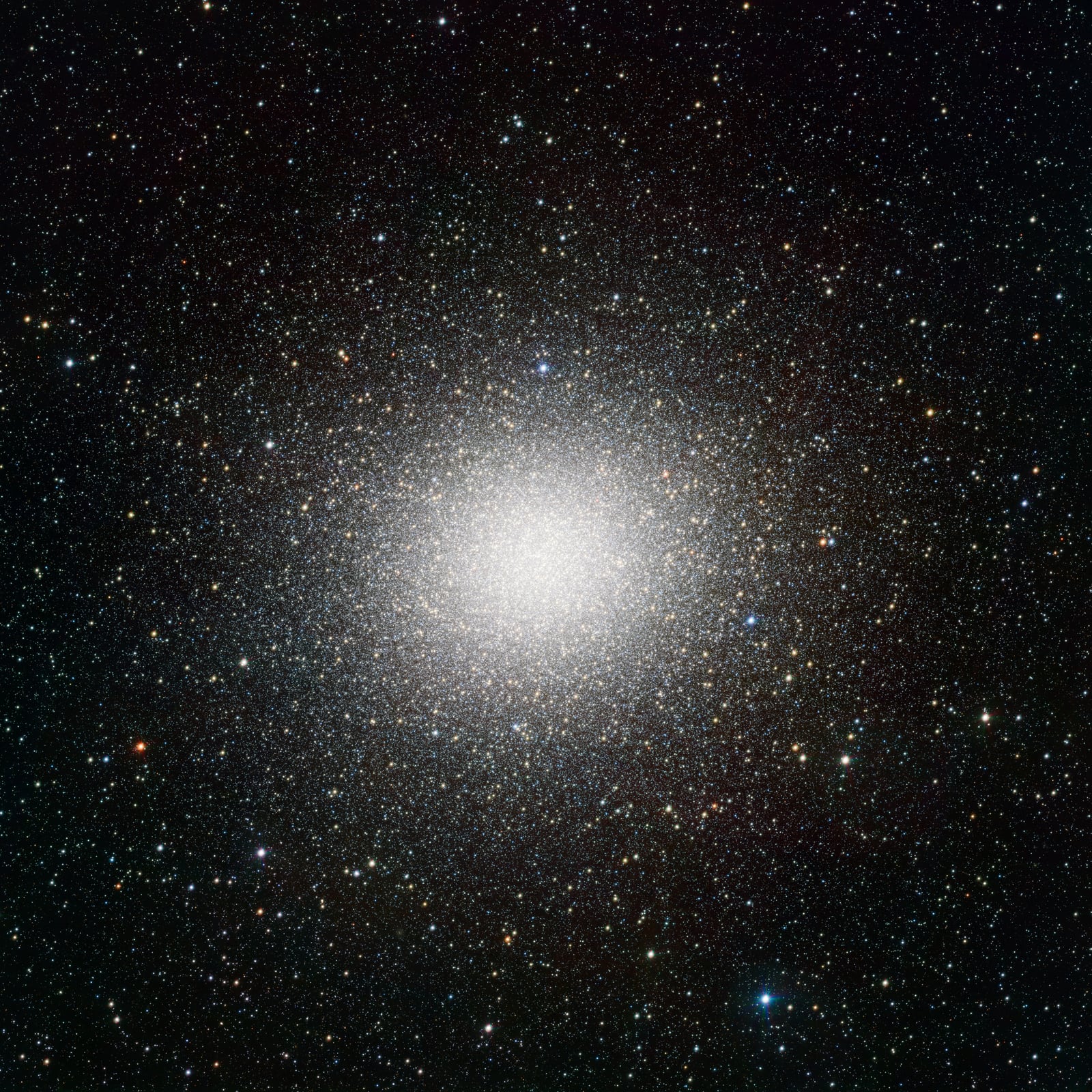 Ômega Centauri, aglomerado globular registrada pelo VLT Survey Telescope