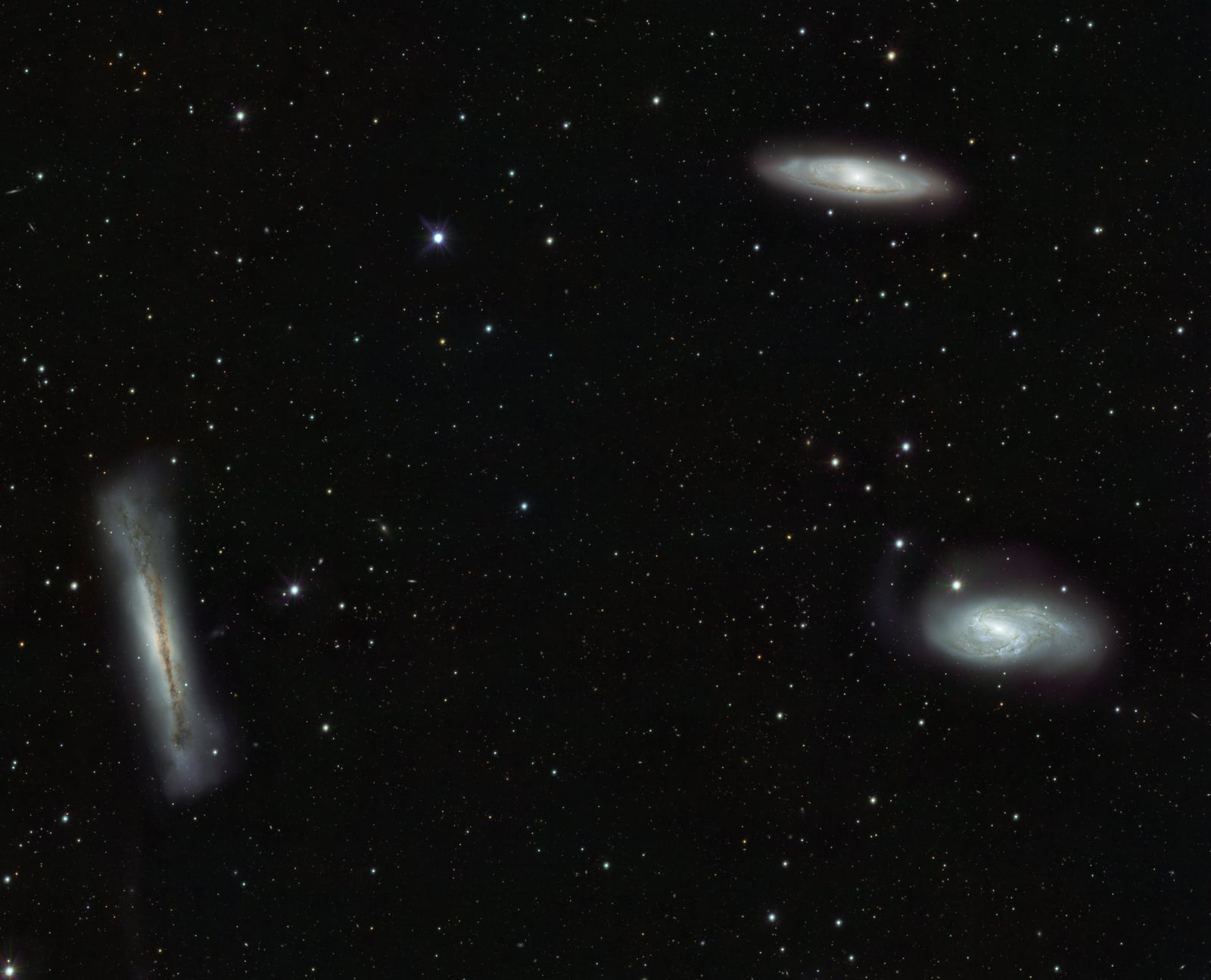 Galáxia Messier 66, galáxia registrada pelo VLT Survey Telescope