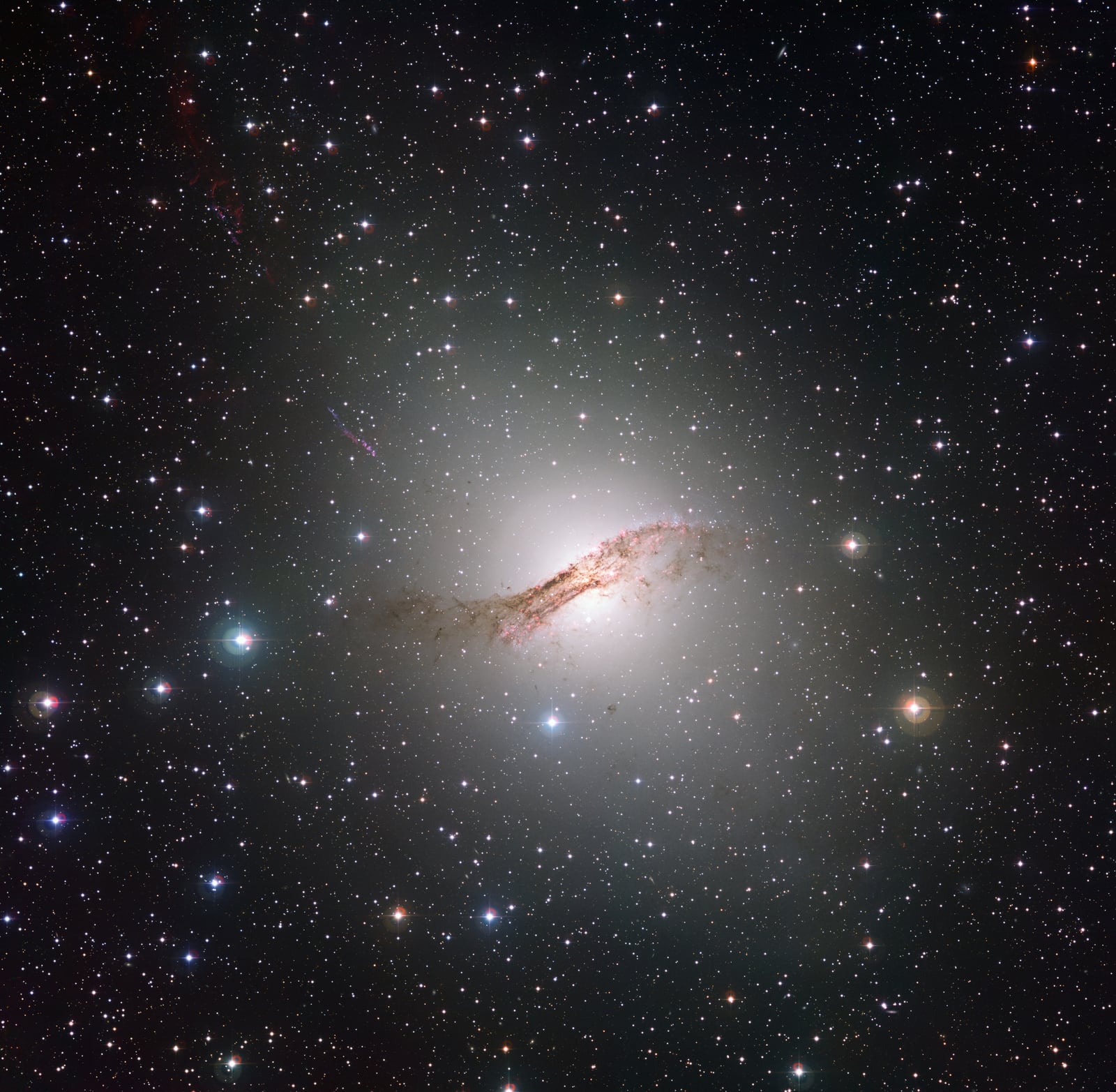 Centaurus A, galáxia registrada pelo MPG/ESO 2.2-metre telescope