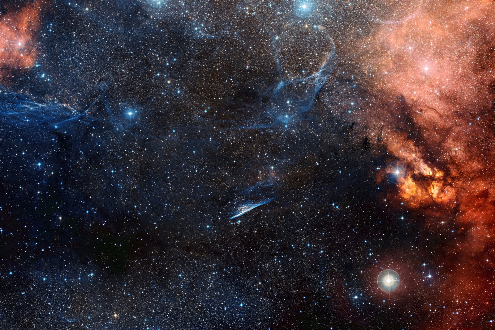 Nebulosa do Lápis, remanescente de supernova, em imagem do Digitized Sky Survey 2