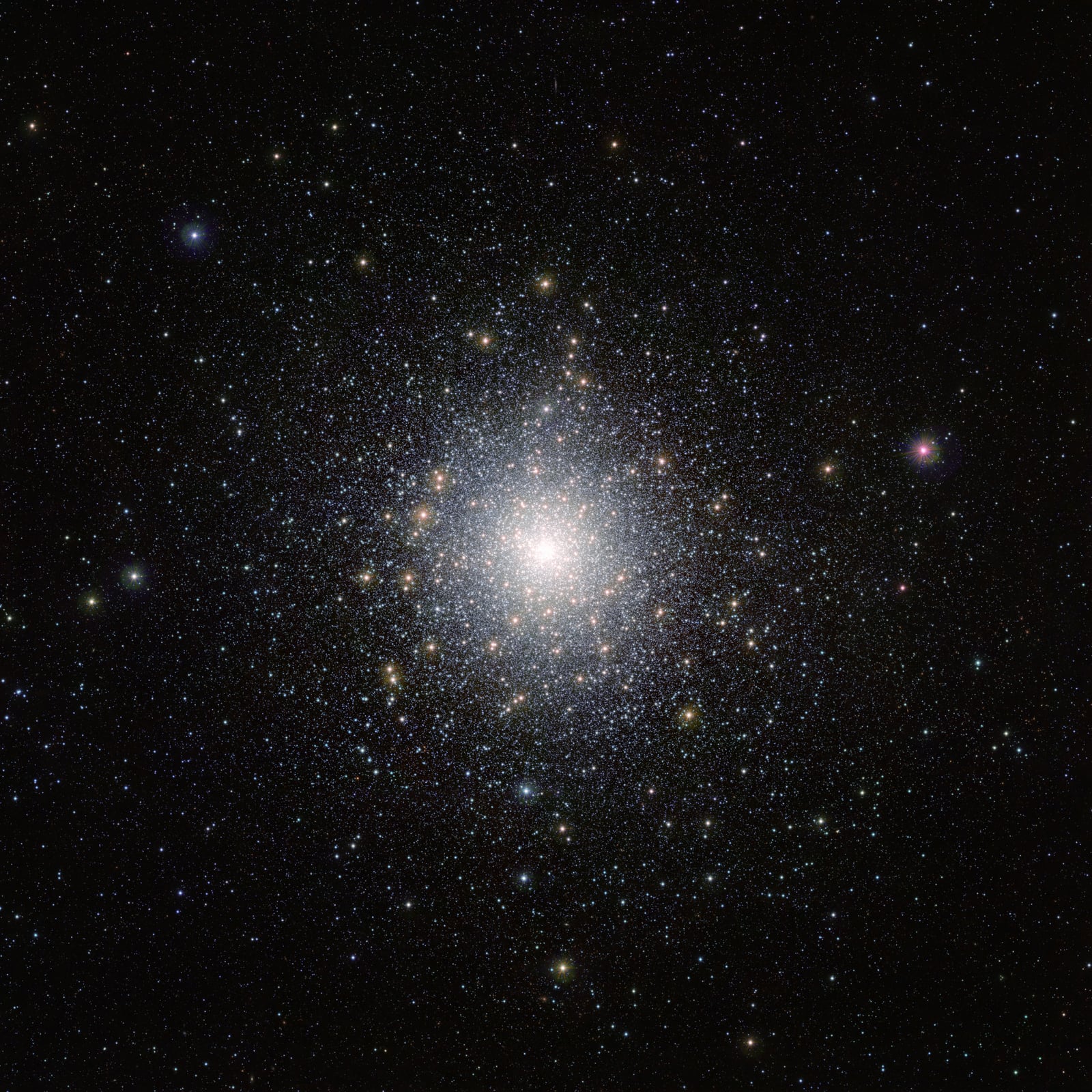 47 Tucanae, aglomerado globular registrada pelo Visible and Infrared Survey Telescope for Astronomy