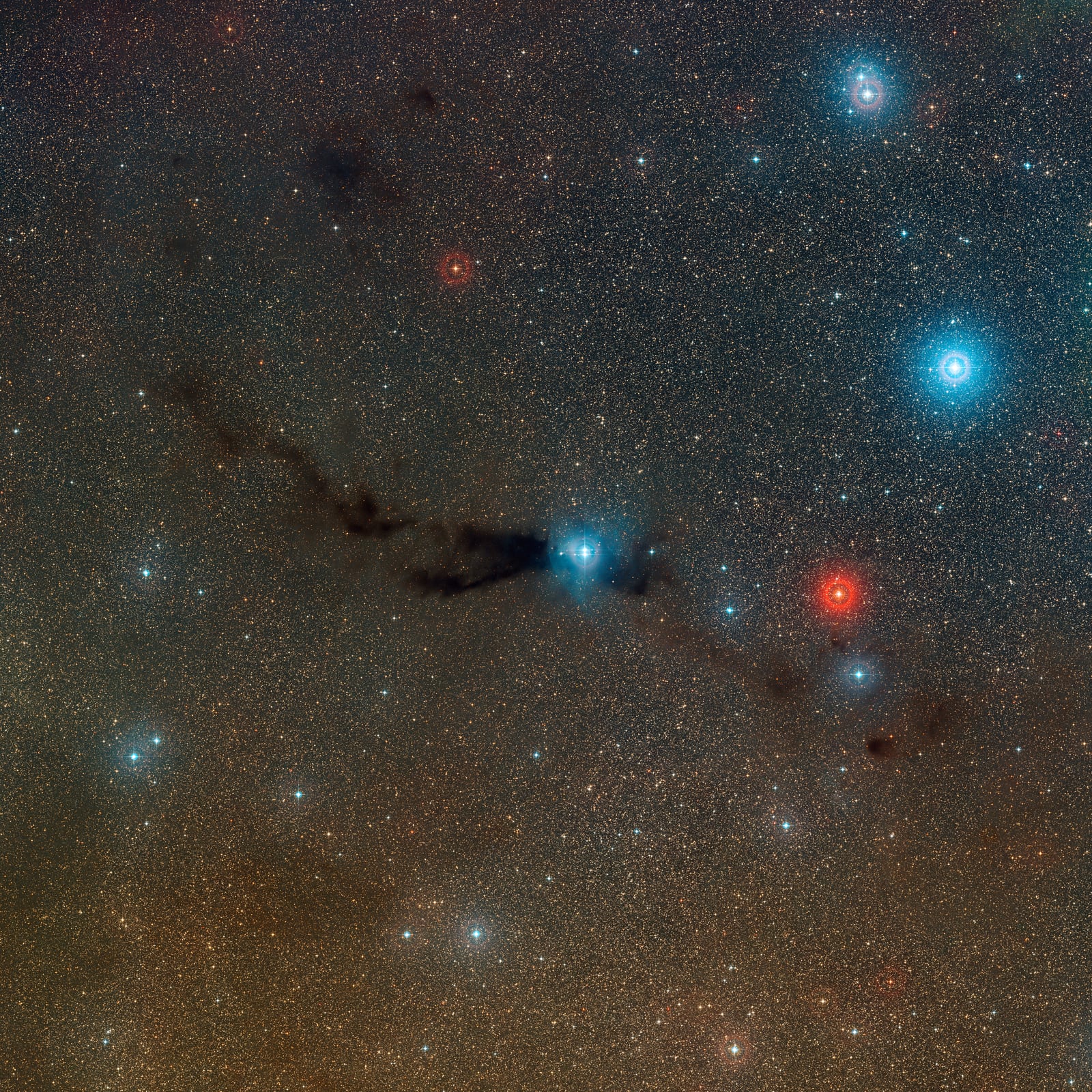 Nuvem escura de Lupus 3, região de formação de estrelas, em imagem do Digitized Sky Survey 2