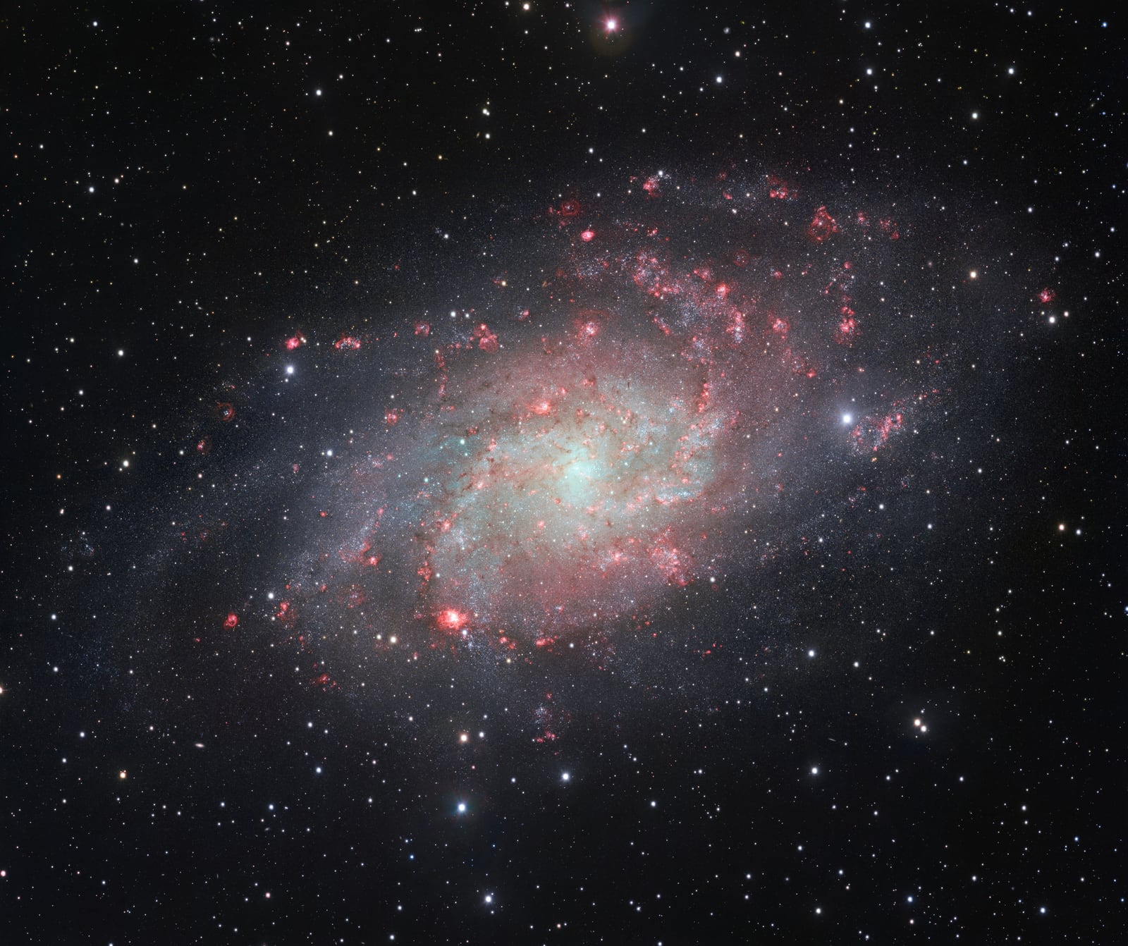 Galáxia do Triângulo, galáxia em grupo registrada pelo VLT Survey Telescope