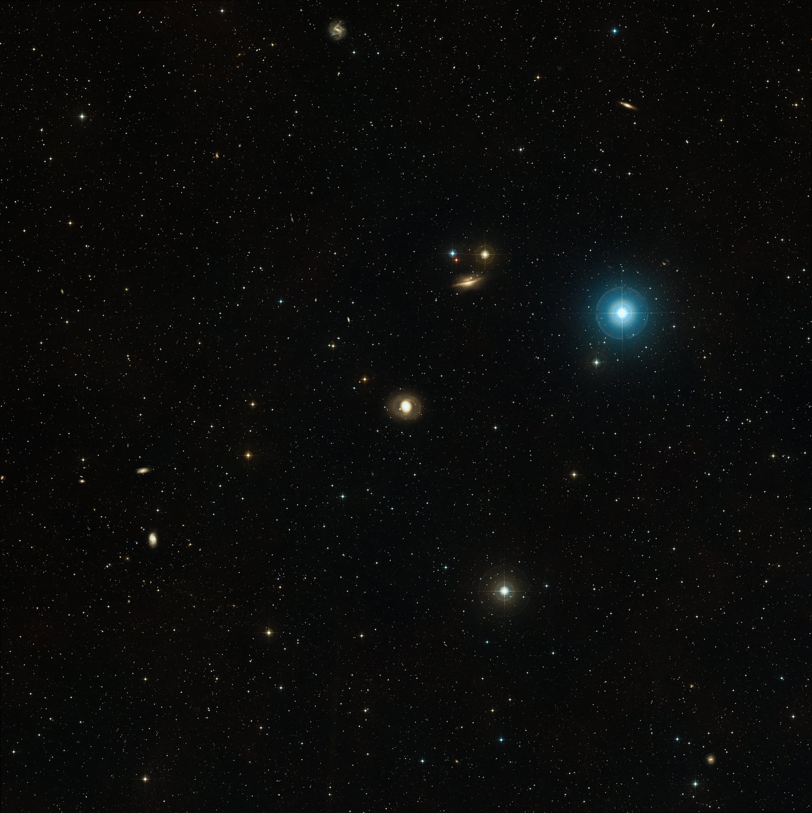 Galáxia Messier 77, galáxia registrada pelo Digitized Sky Survey 2