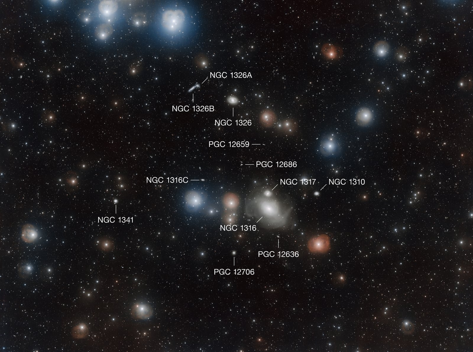Montagem de várias imagens de Galáxia NGC 1316, galáxia registrada pelo VLT Survey Telescope