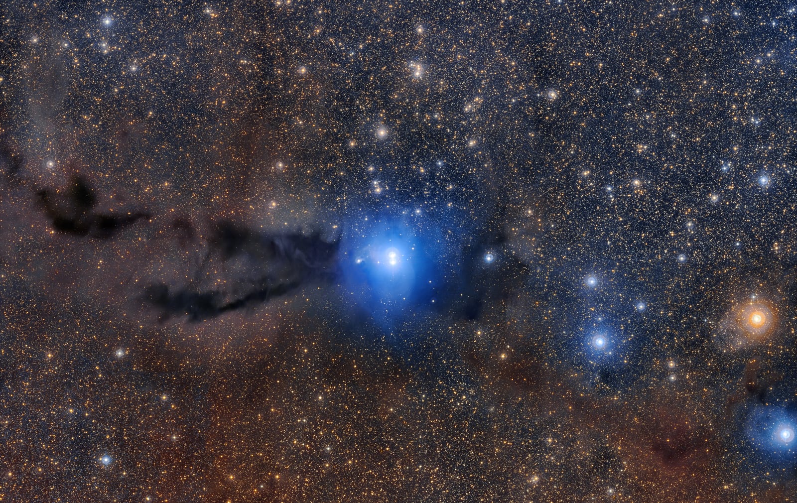 Nuvem escura de Lupus 3, região de formação de estrelas registrada pelo Digitized Sky Survey 2
