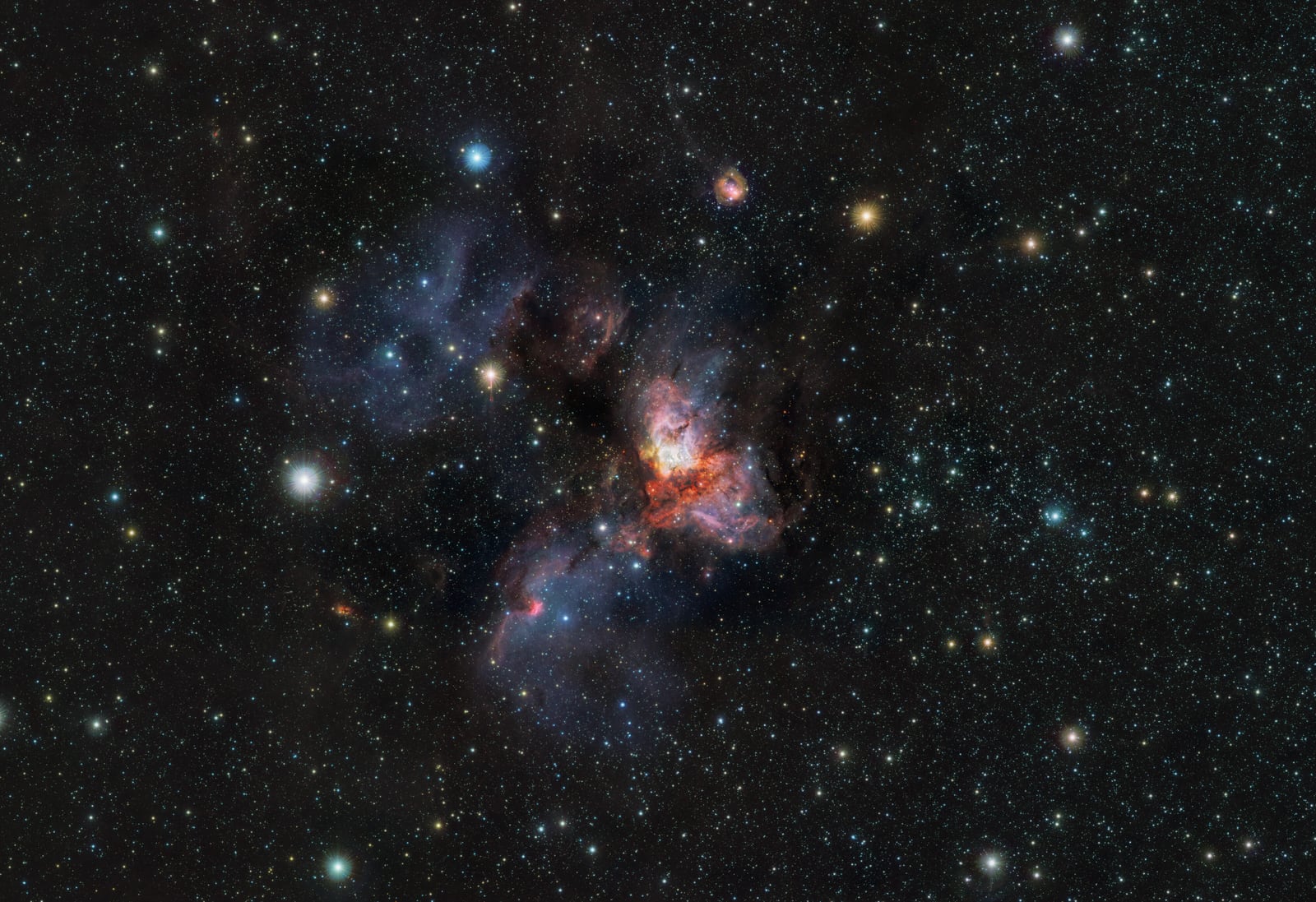Berçário estelar RCW 38, região de formação de estrelas registrada pelo Visible and Infrared Survey Telescope for Astronomy
