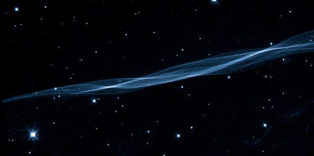 Laço do Cisne, remanescente de supernova, em imagem do Hubble Space Telescope