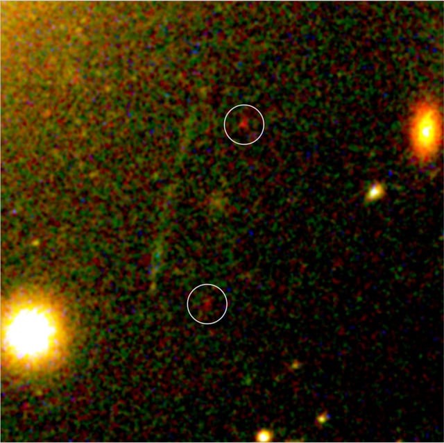 Montagem de várias imagens de Aglomerado Abell 2218, aglomerado de galáxias, em imagem do Hubble Space Telescope