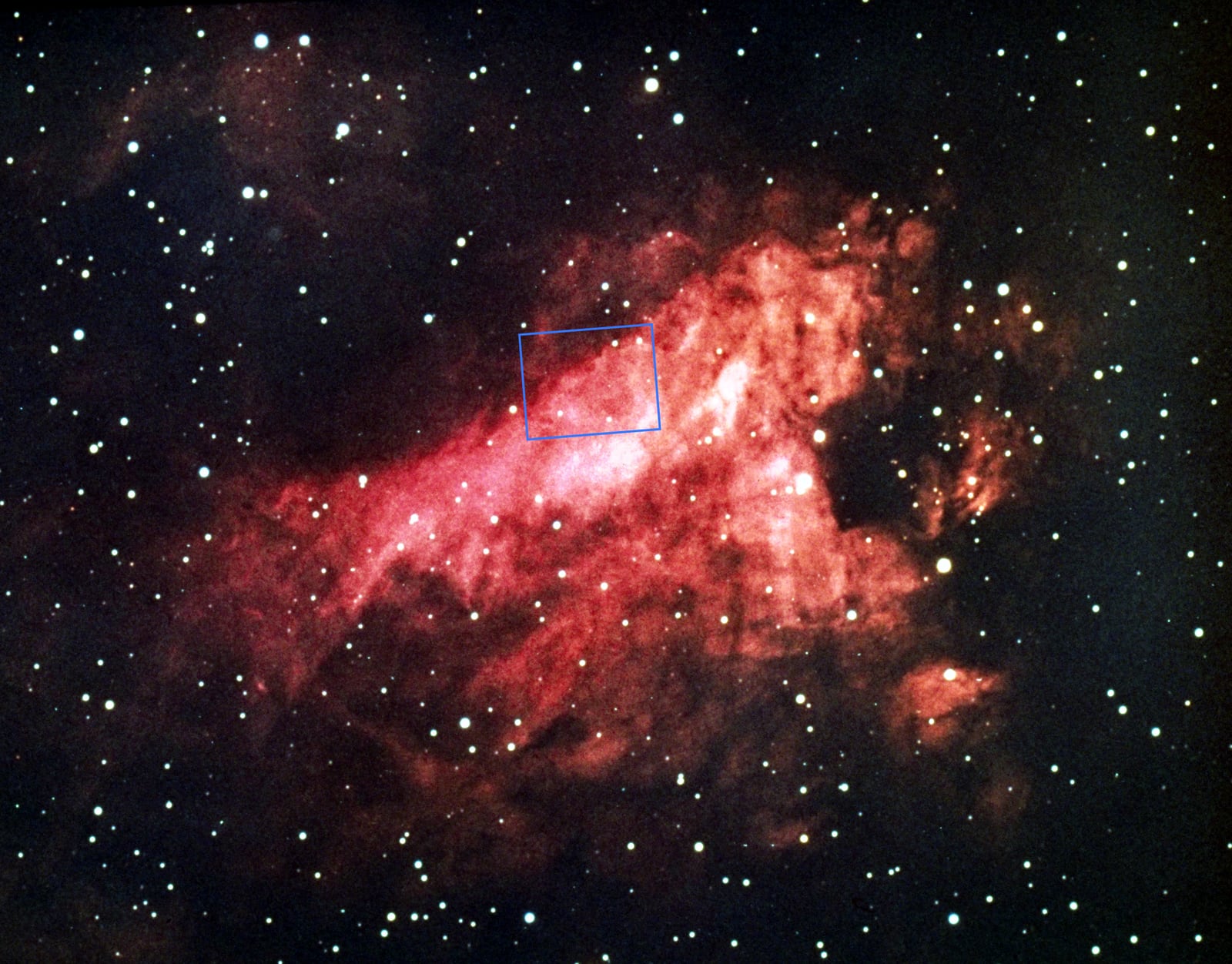 Montagem de várias imagens de Nebulosa Ômega, nebulosa de emissão