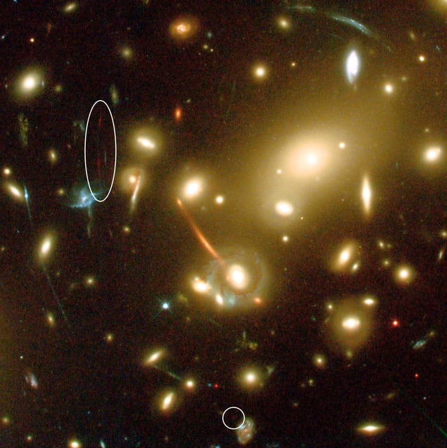 Montagem de várias imagens de Aglomerado Abell 2218, aglomerado de galáxias, em imagem do Hubble Space Telescope