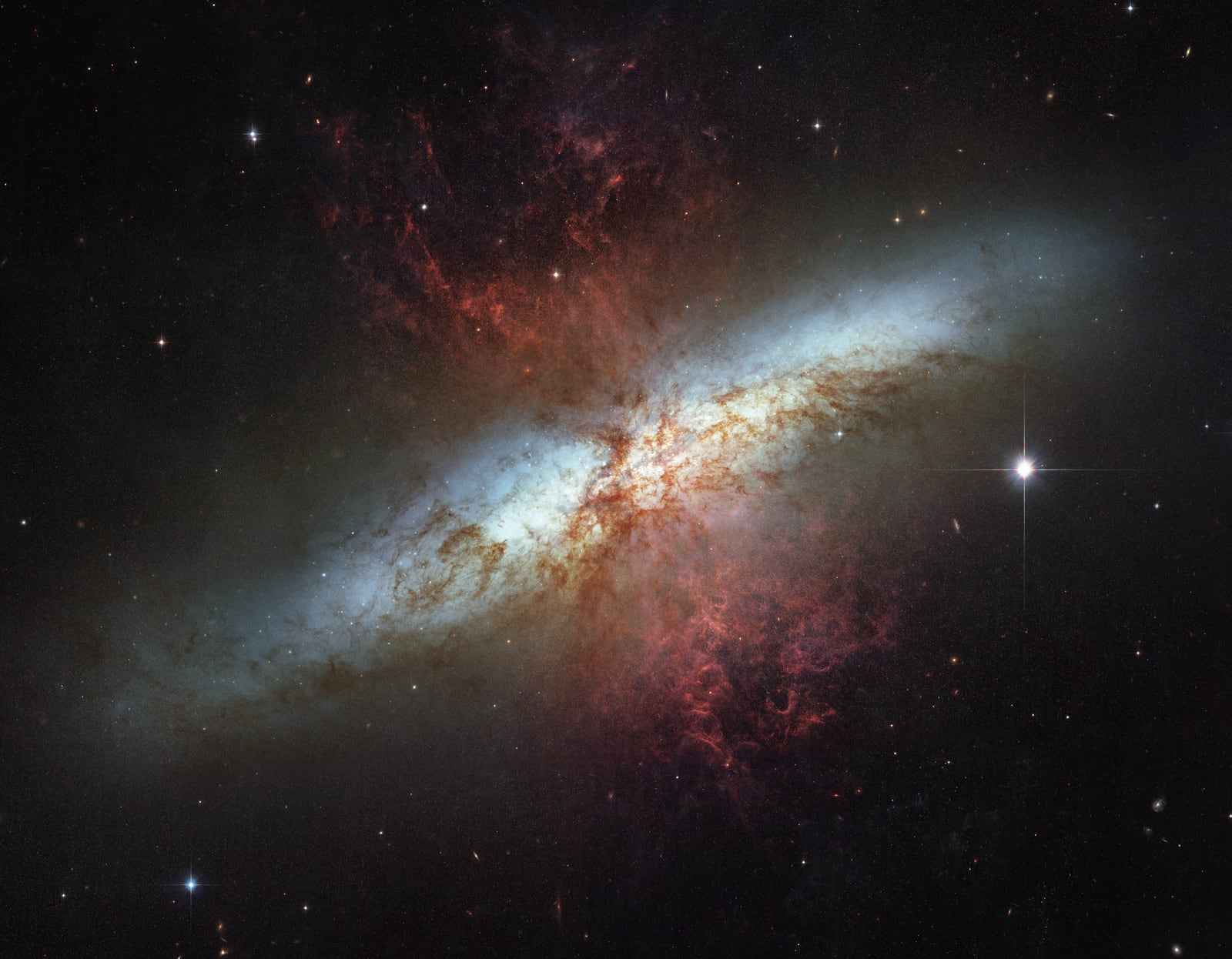 Galáxia do Charuto, galáxia registrada pelo Hubble Space Telescope