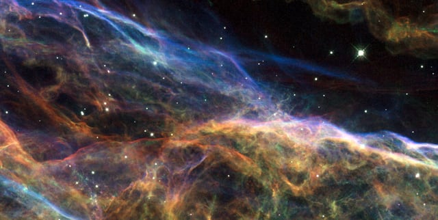 Laço do Cisne, remanescente de supernova, em imagem do Hubble Space Telescope