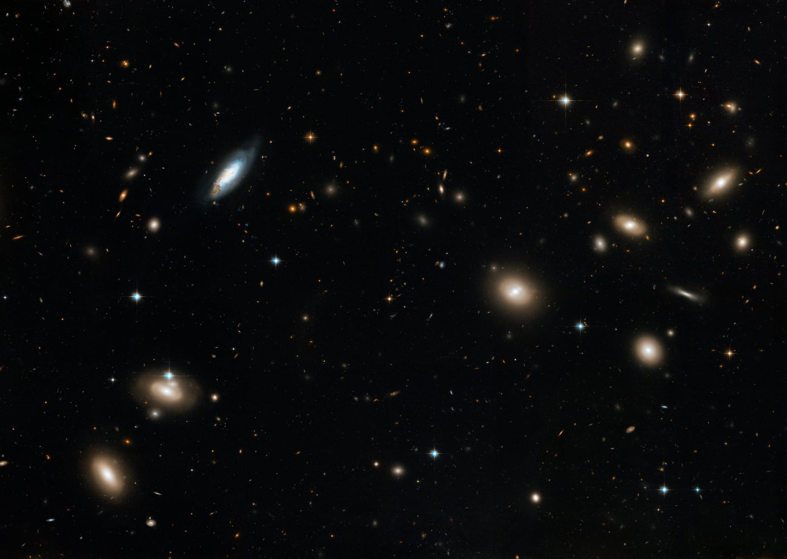 Aglomerado de Coma, aglomerado de galáxias, em imagem do Hubble Space Telescope