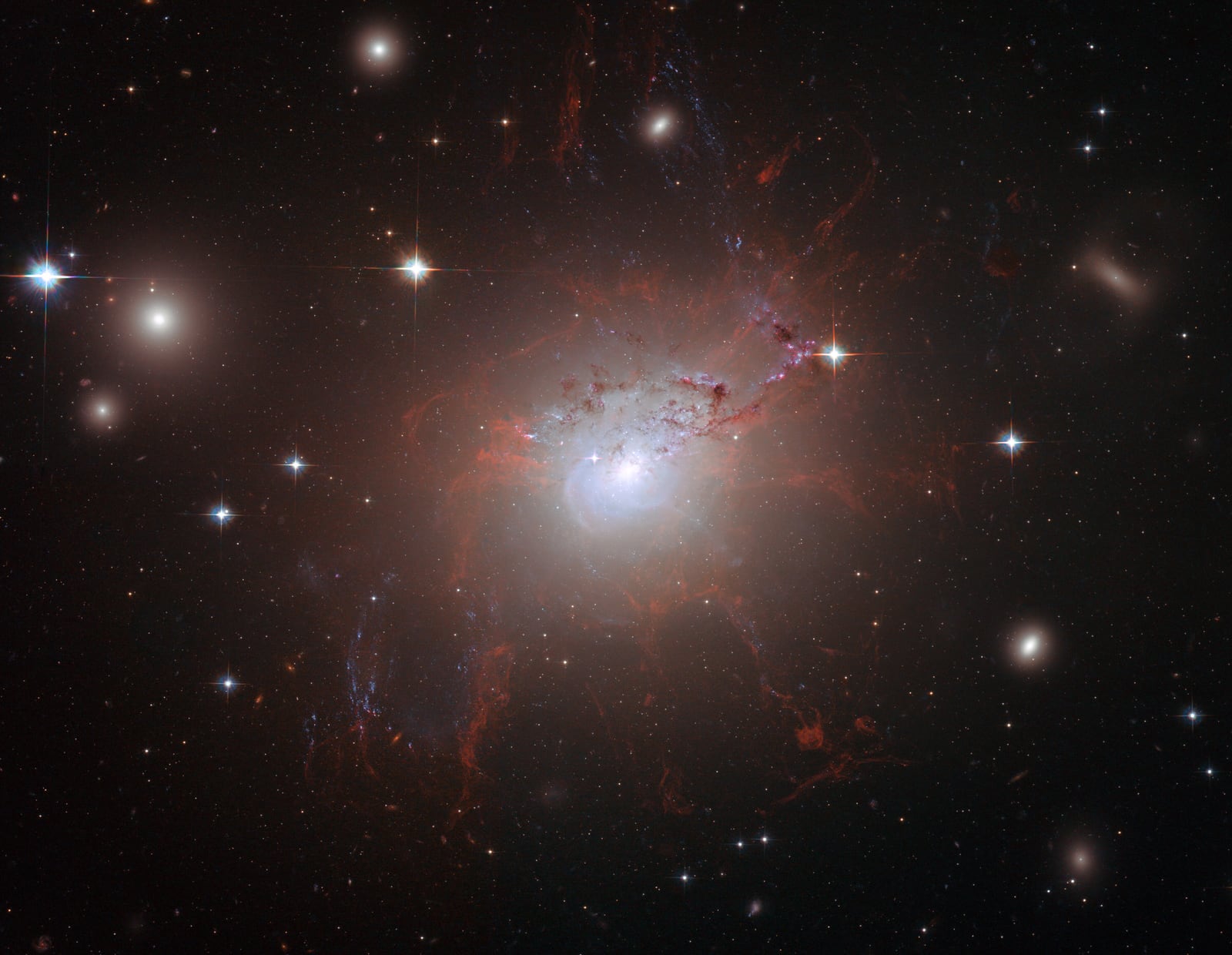 Galáxia NGC 1275, no coração de Perseu, galáxia registrada pelo Hubble Space Telescope