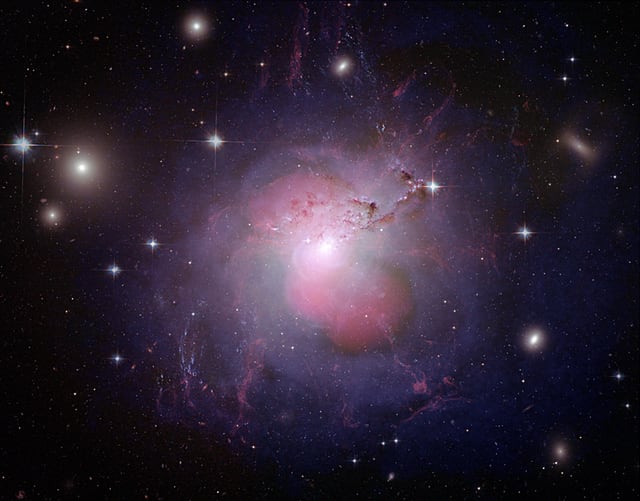 Galáxia NGC 1275, no coração de Perseu, galáxia registrada pelo Chandra