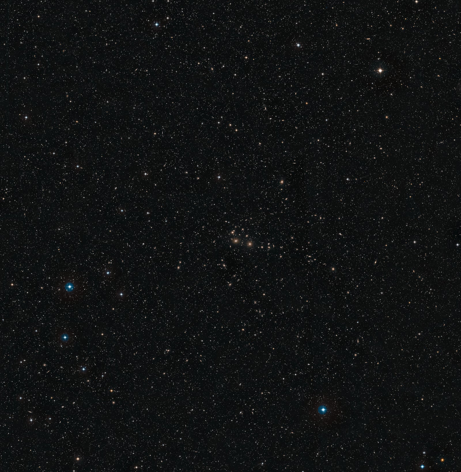 Galáxia NGC 1275, no coração de Perseu, galáxia, em imagem do DSS