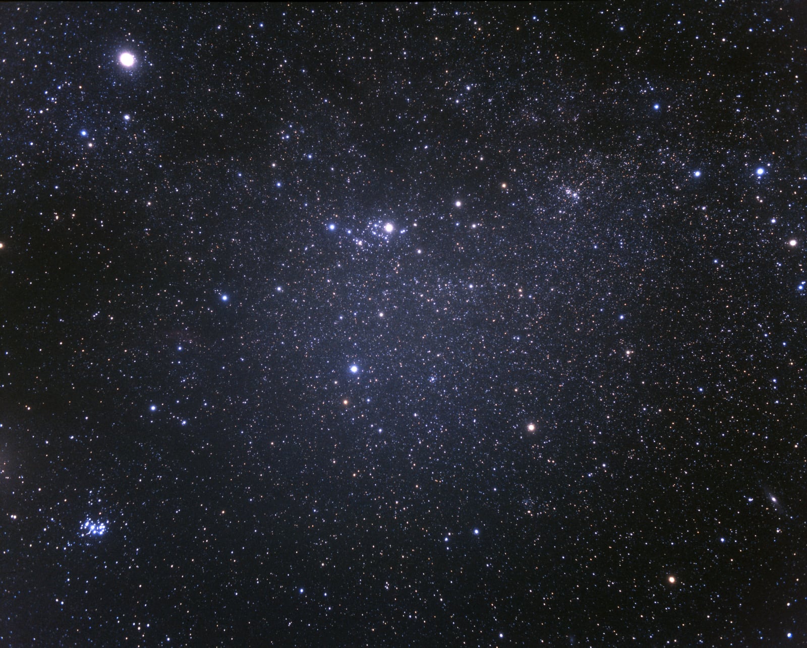 Galáxia NGC 1275, no coração de Perseu, galáxia