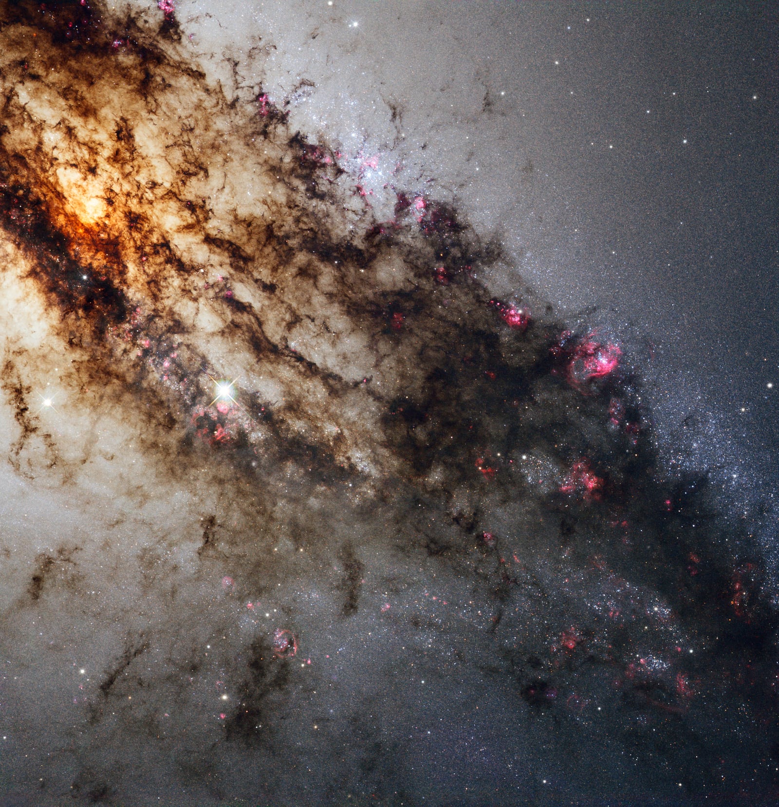Centaurus A, galáxia registrada pelo Hubble Space Telescope