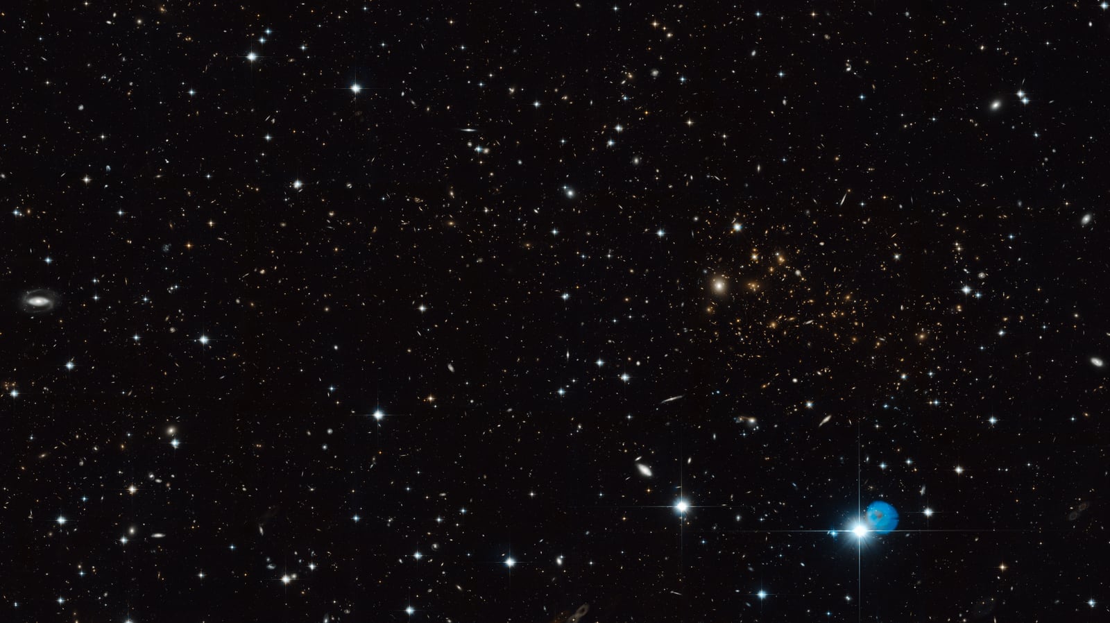 Aglomerado MACS J0717, aglomerado de galáxias, em imagem do Hubble Space Telescope