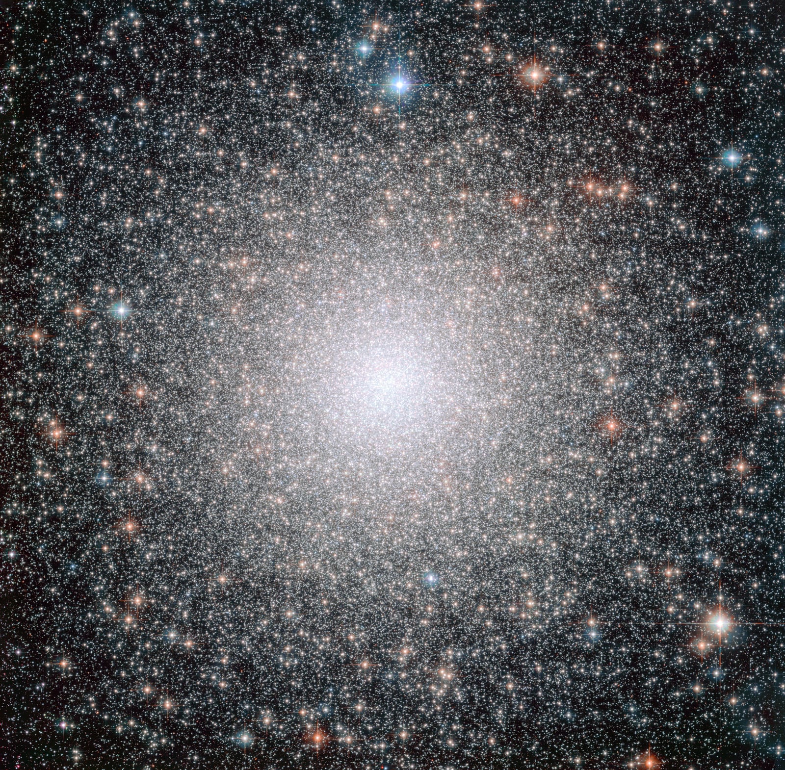 Aglomerado NGC 6388, aglomerado globular registrada pelo Hubble Space Telescope