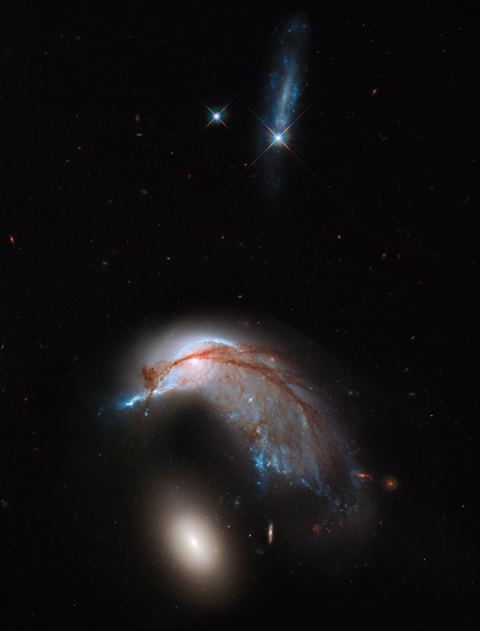 Arp 142, o Pinguim e o Ovo, galáxias em interação, em imagem do Hubble Space Telescope