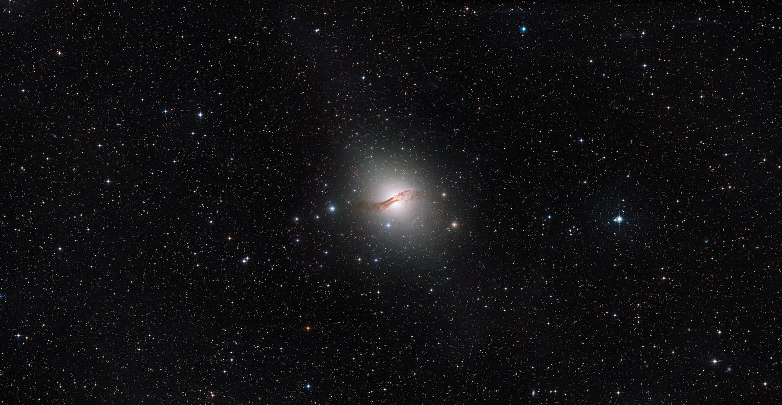 Centaurus A, galáxia, em imagem do DSS