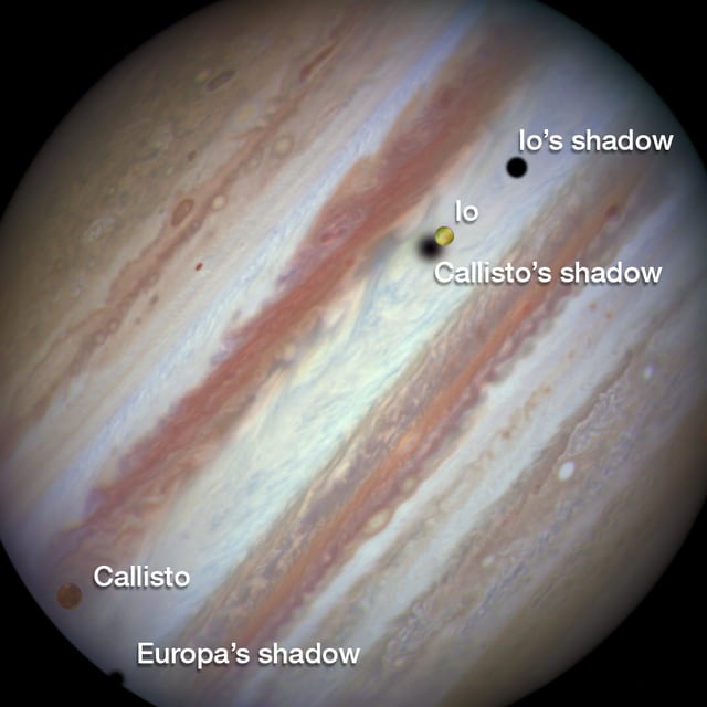 Montagem de várias imagens de Europa, a lua de Júpiter, satélite natural, em imagem do Hubble Space Telescope