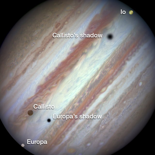 Montagem de várias imagens de Europa, a lua de Júpiter, satélite natural, em imagem do Hubble Space Telescope
