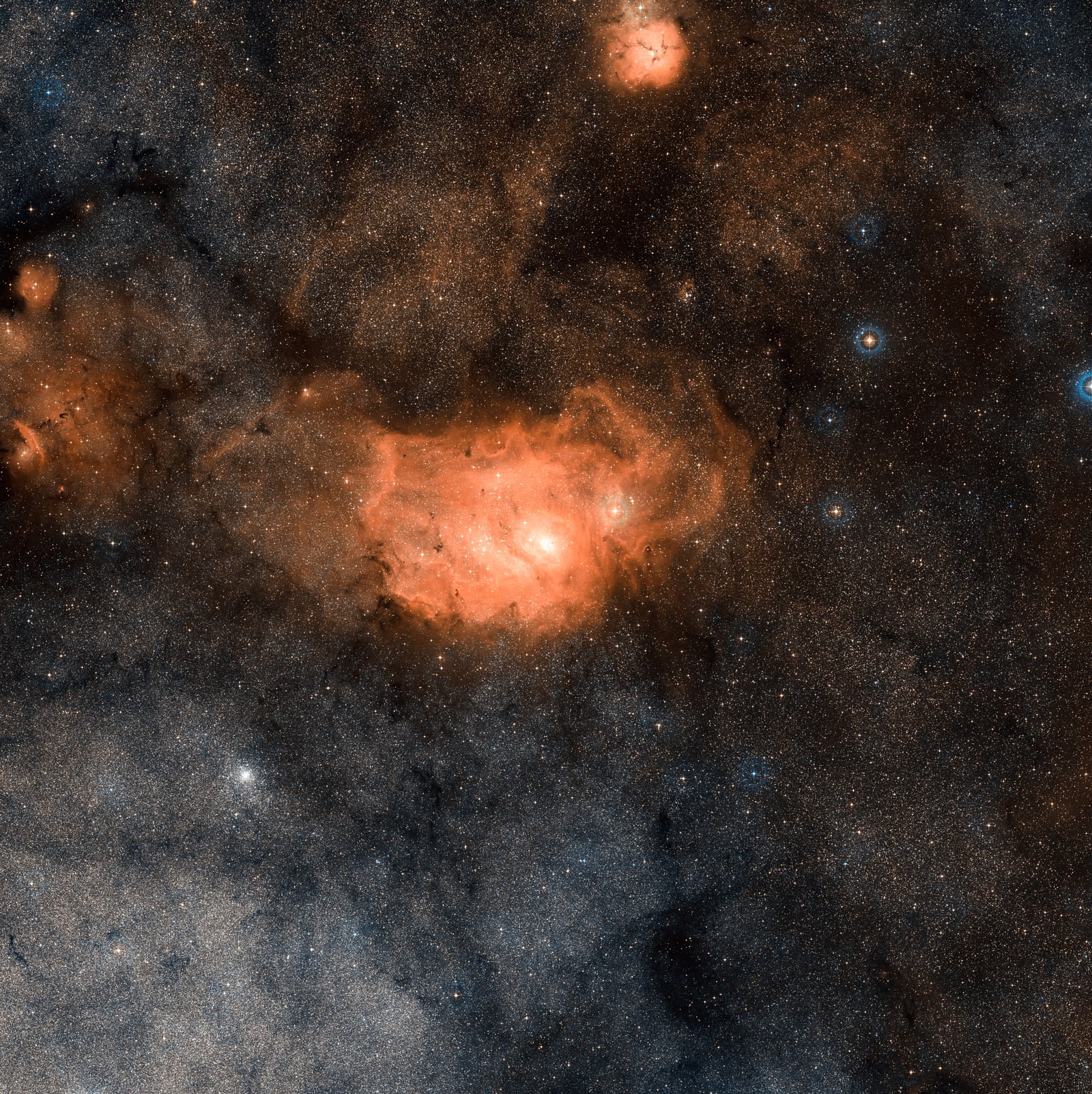 Nebulosa da Lagoa, nebulosa de emissão, em imagem do Digitized Sky Survey 2