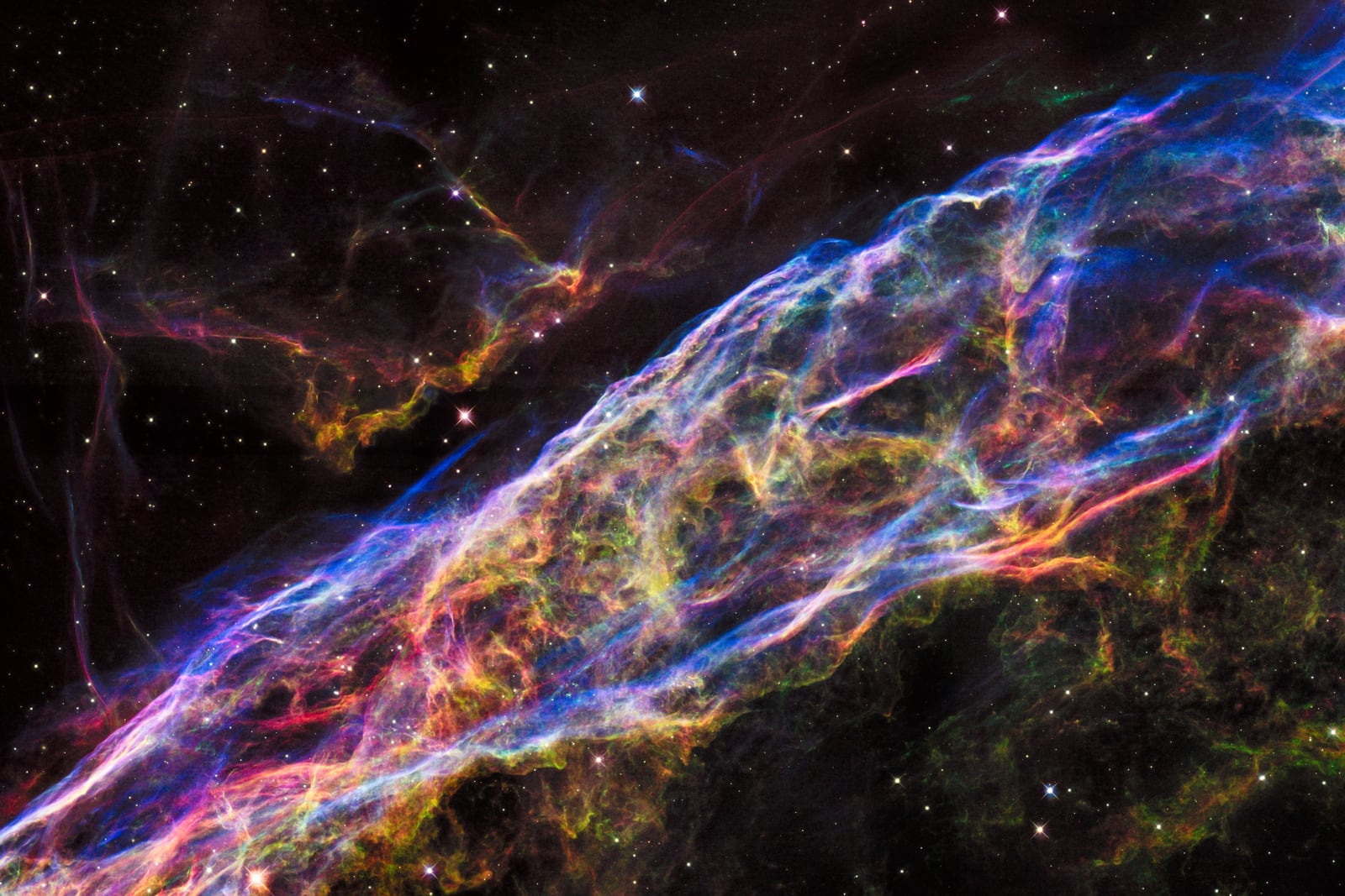 Laço do Cisne, remanescente de supernova registrada pelo Hubble Space Telescope