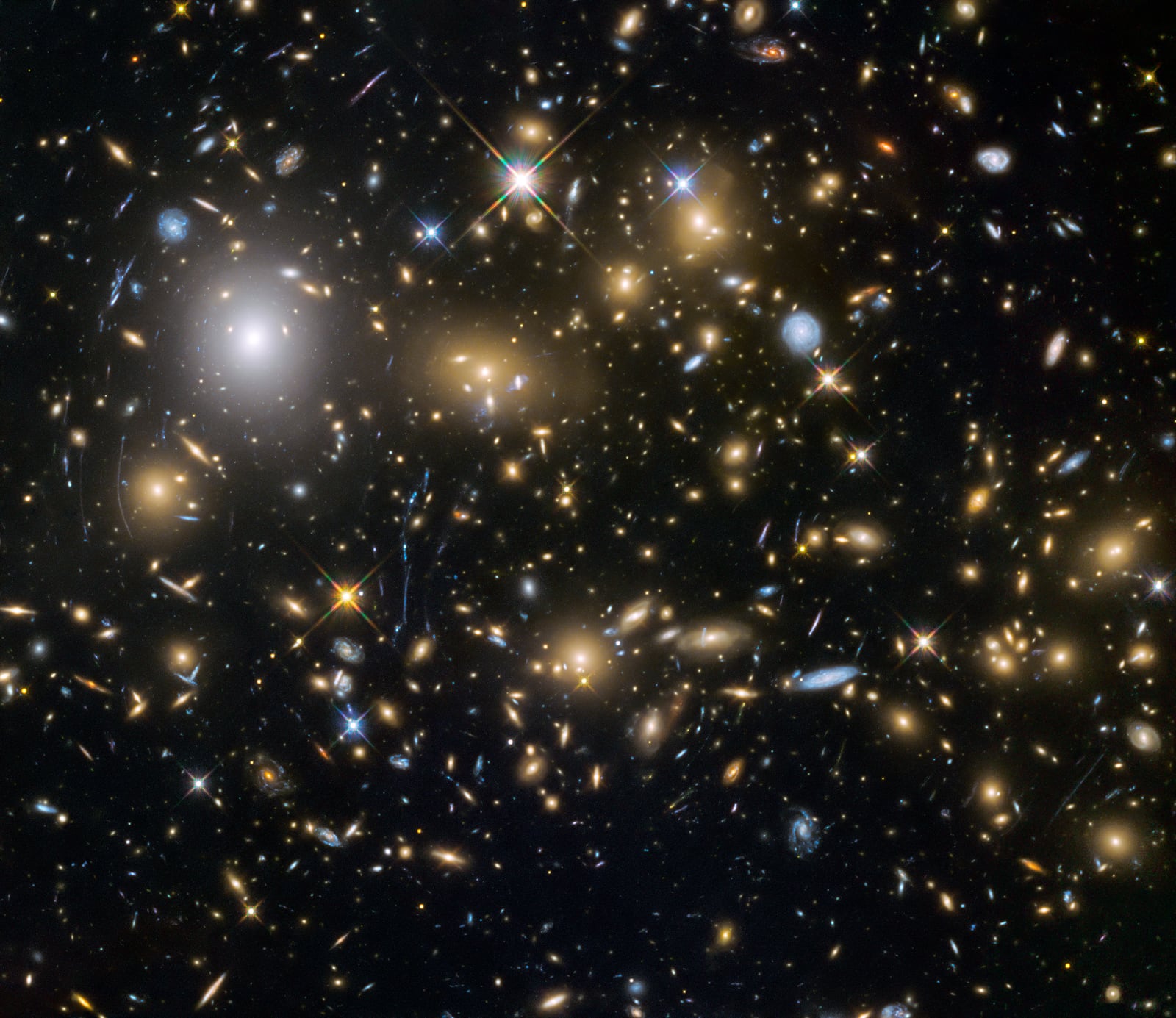 Aglomerado MACS J0717, aglomerado de galáxias, em imagem do Hubble Space Telescope