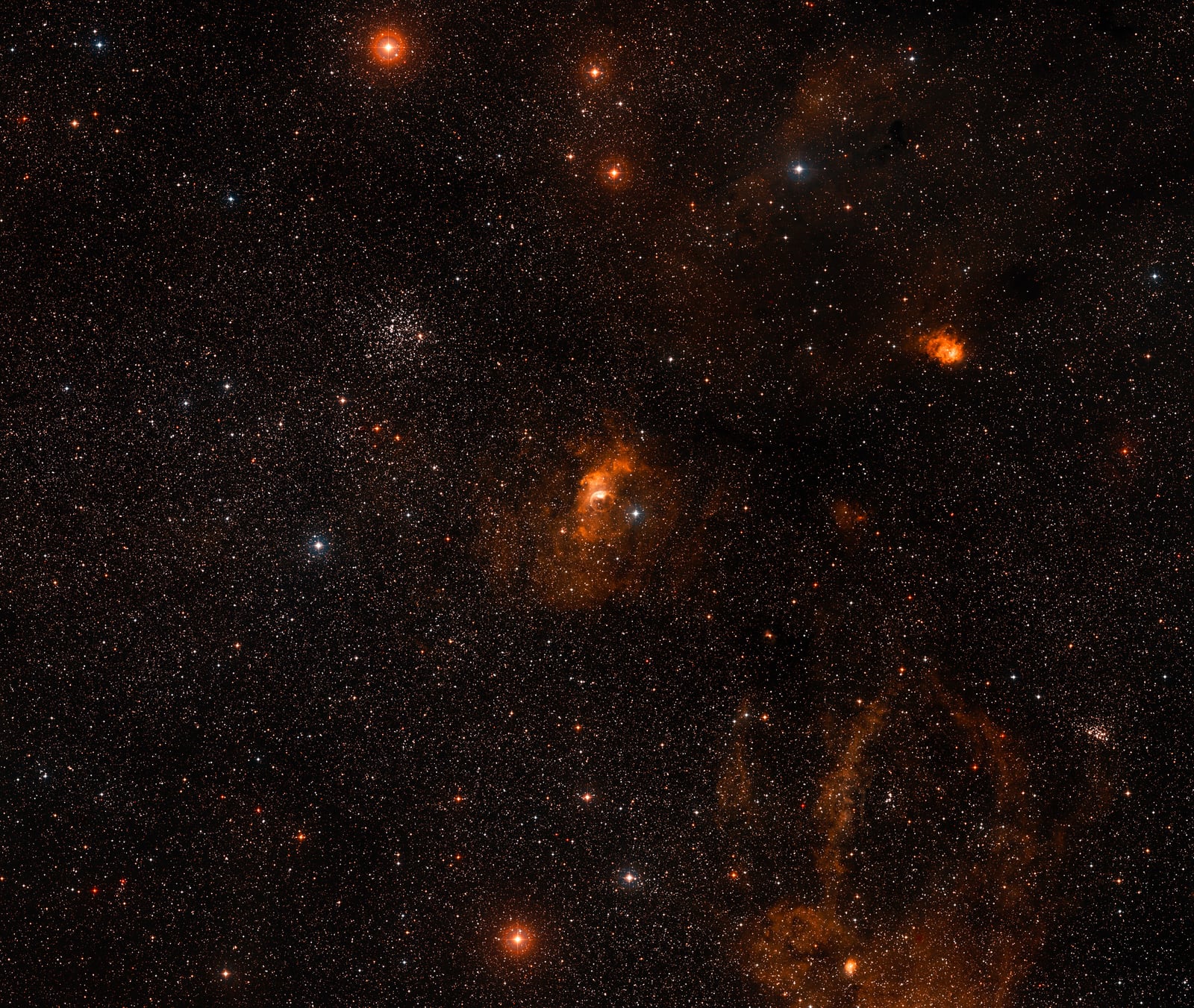 Nebulosa da Bolha, região de hidrogênio ionizado, em imagem do Digitized Sky Survey 2