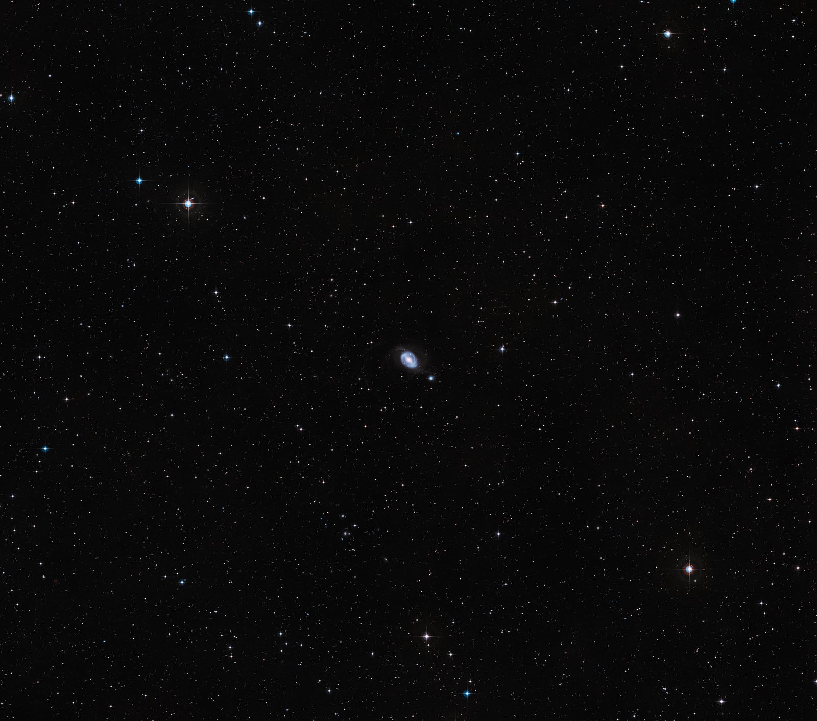 Galáxia NGC 1512, galáxia registrada pelo Digitized Sky Survey 2