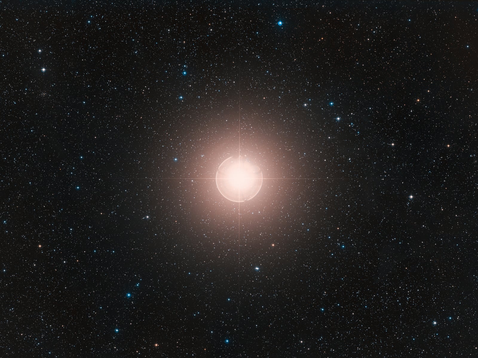 Betelgeuse, estrela supergigante vermelha, em imagem do Digitized Sky Survey 2