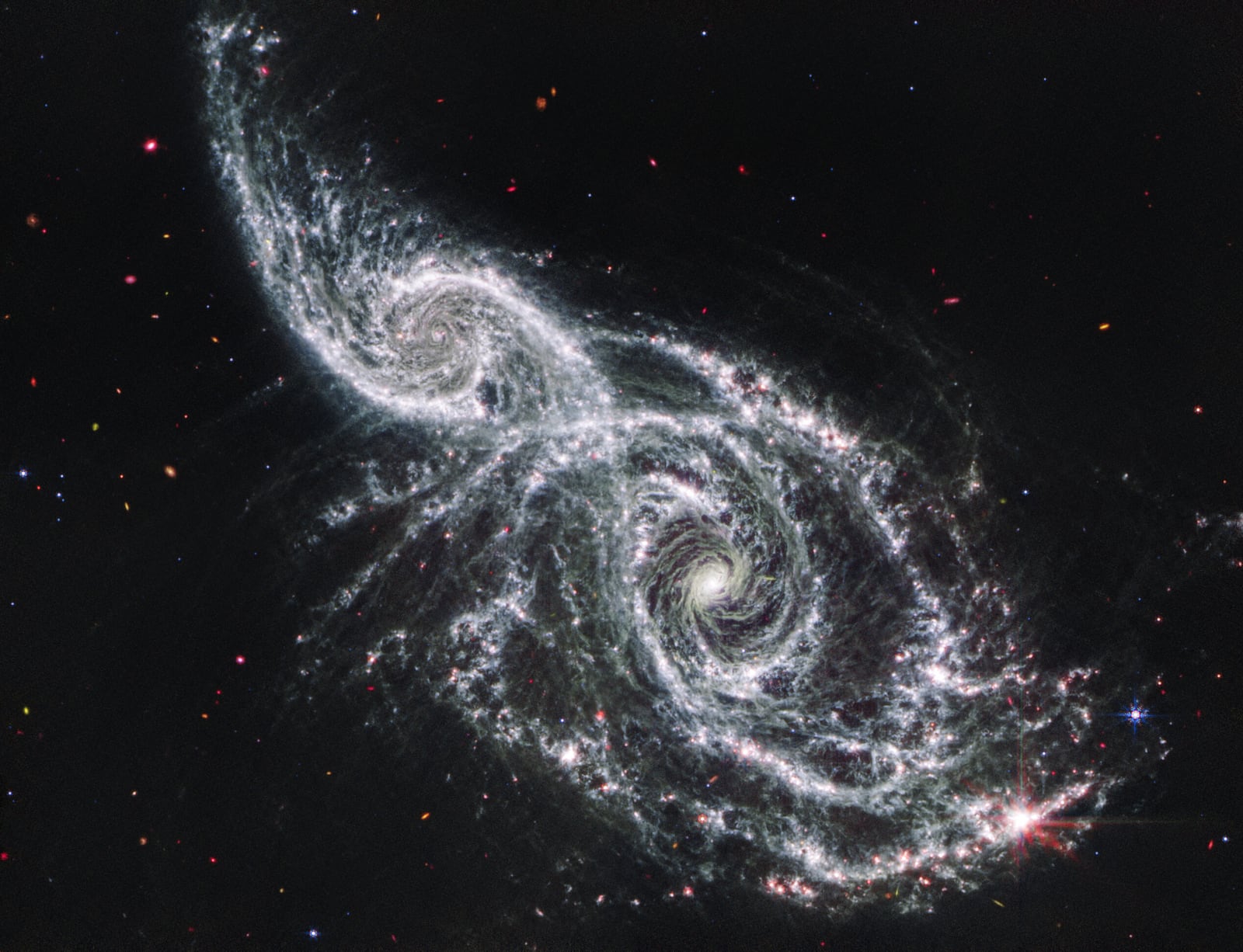 Par de galáxias NGC 2207 e IC 2163, galáxias em interação, em imagem do James Webb Space Telescope