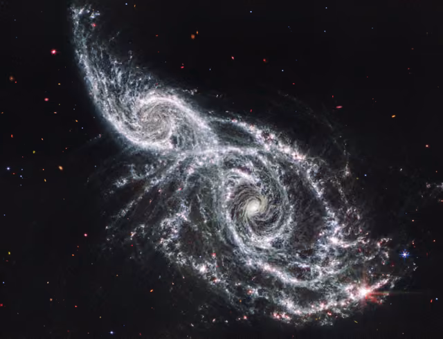 Par de galáxias NGC 2207 e IC 2163, em imagem do James Webb