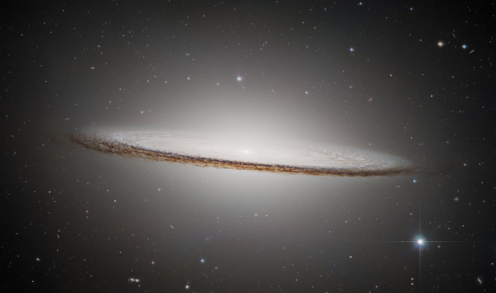 Galáxia do Sombrero, galáxia registrada pelo Hubble Space Telescope