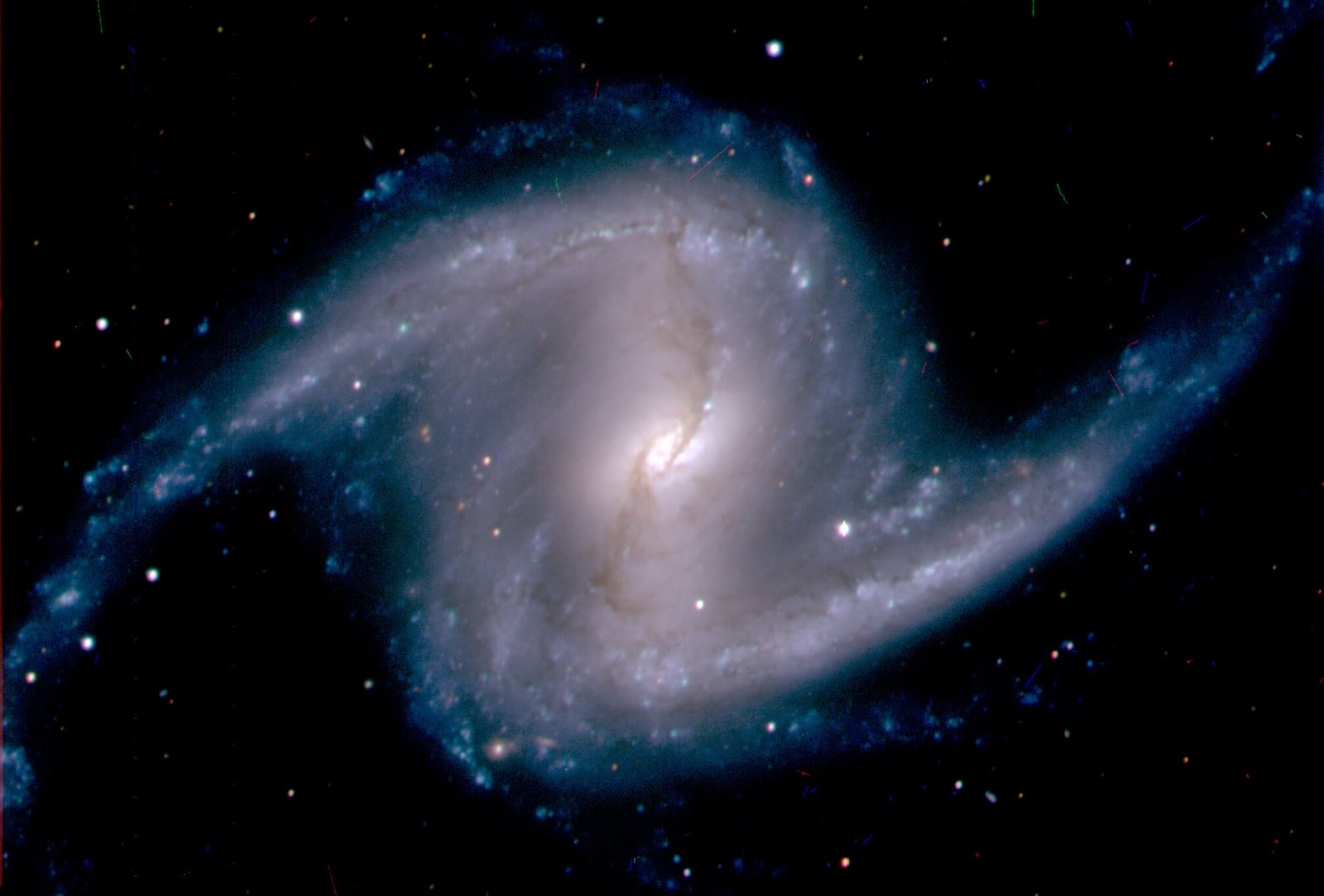 Galáxia NGC 1365, galáxia registrada pelo NSF Víctor M. Blanco 4-meter Telescope