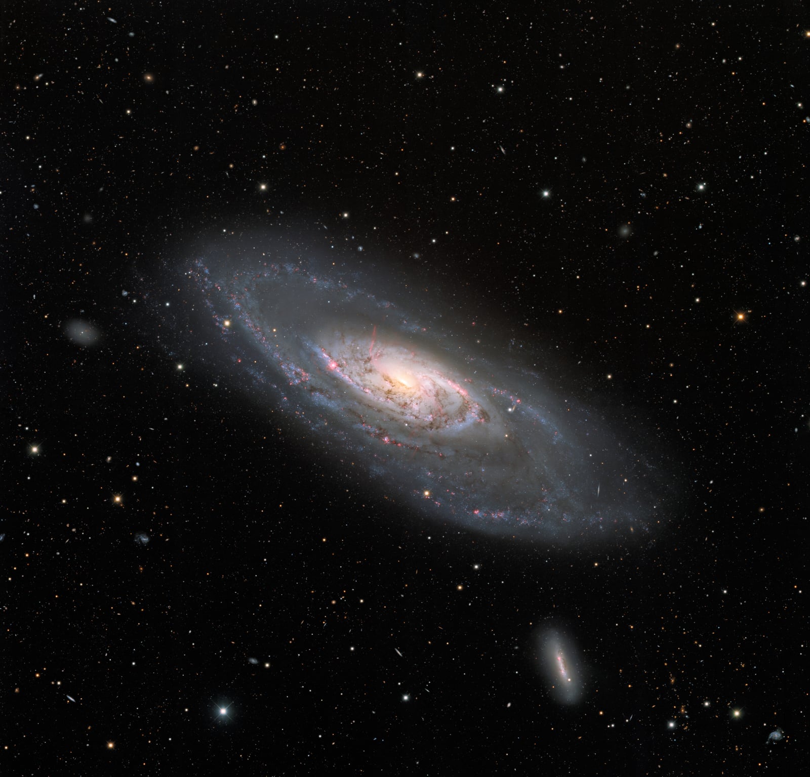 Galáxia Messier 106, galáxia, em imagem do NSF Nicholas U. Mayall 4-meter Telescope