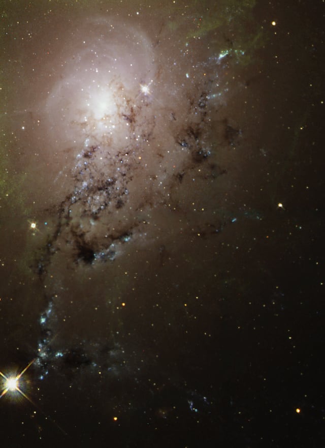 Galáxia NGC 1275, no coração de Perseu, galáxia registrada pelo Hubble Space Telescope