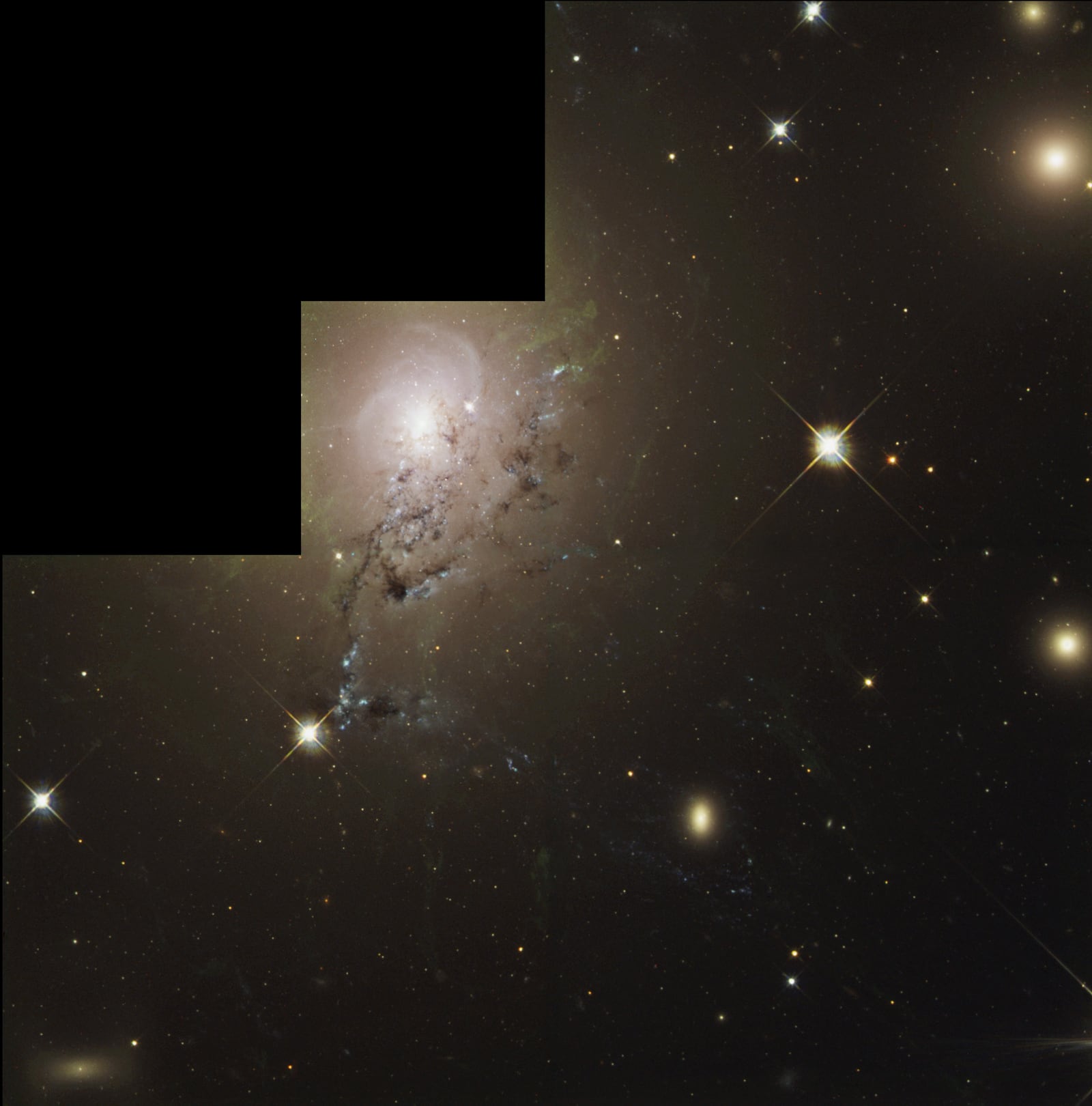Galáxia NGC 1275, no coração de Perseu, galáxia, em imagem do Hubble Space Telescope