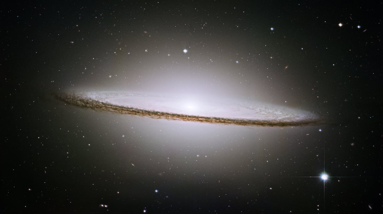 Galáxia do Sombrero, galáxia registrada pelo Hubble Space Telescope
