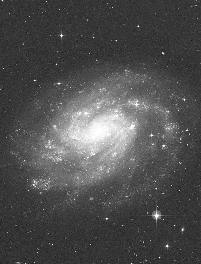 Galáxia NGC 300, galáxia em grupo, em imagem do DSS